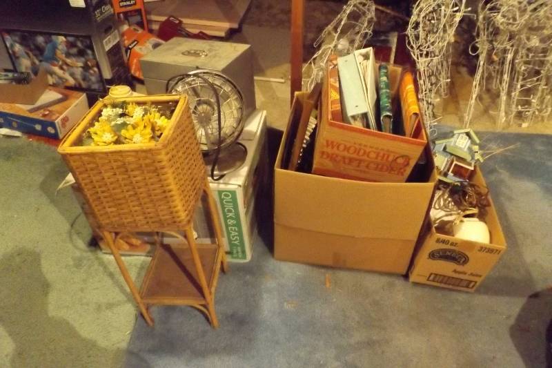 lot 11 image: Household Items