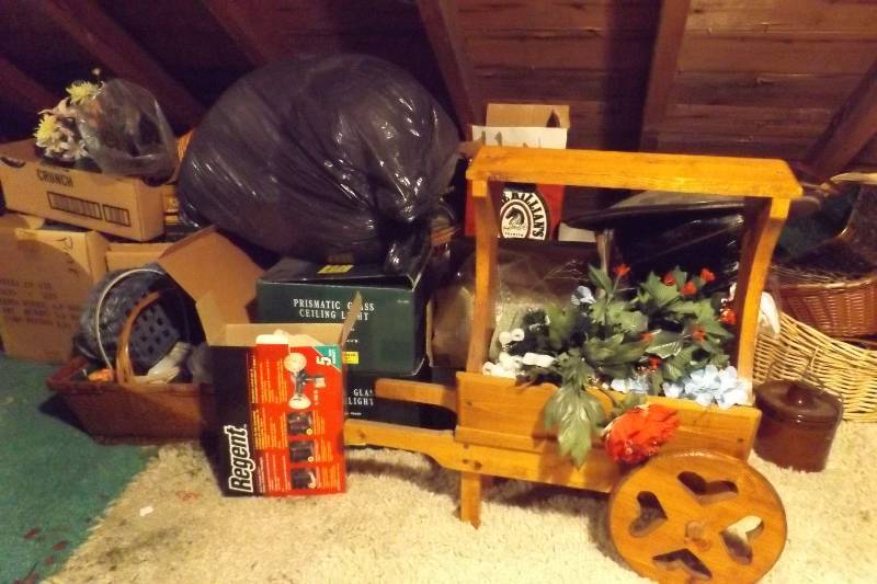 lot 17 image: Household Items