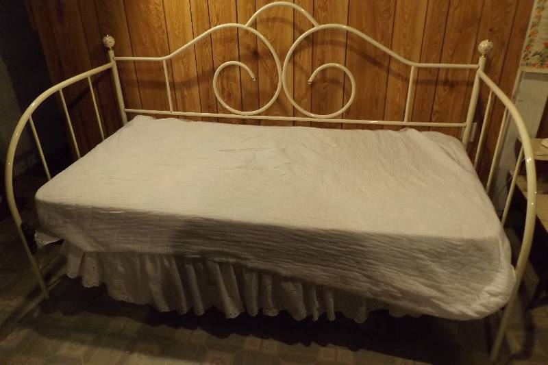 lot 21 image: Day Bed