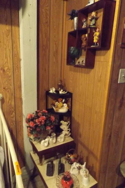 lot 24 image: Household Dcor