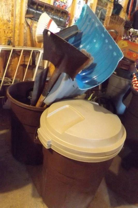 lot 49 image: Garbage Cans and Yard Items