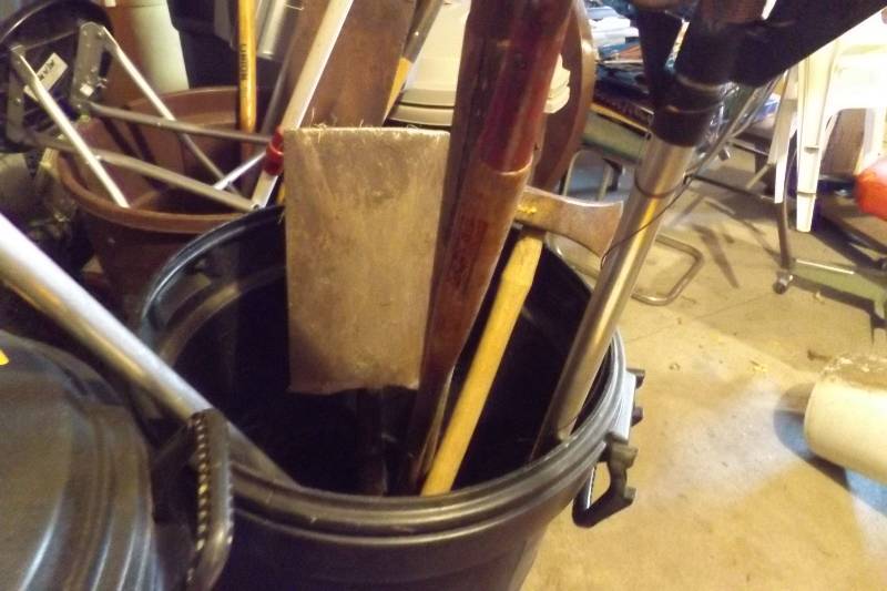 lot 50 image: Garbage Cans and Yard Items