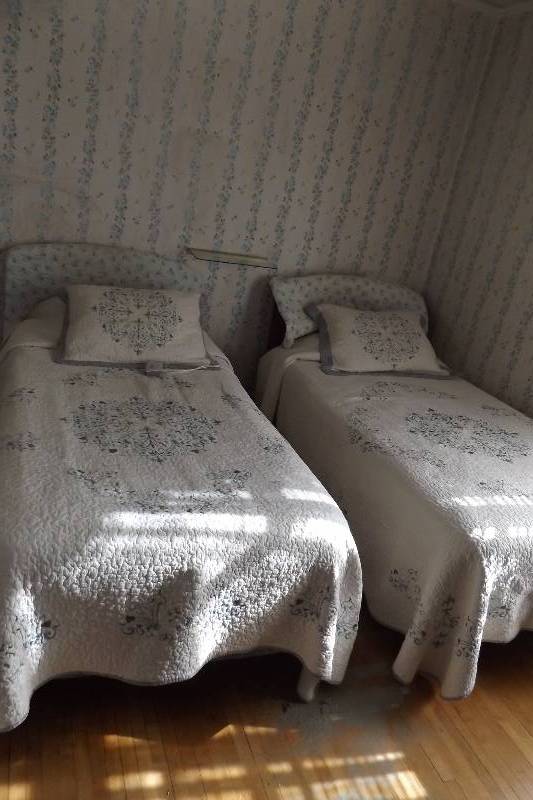 lot 190 image: Twin Beds and Linens