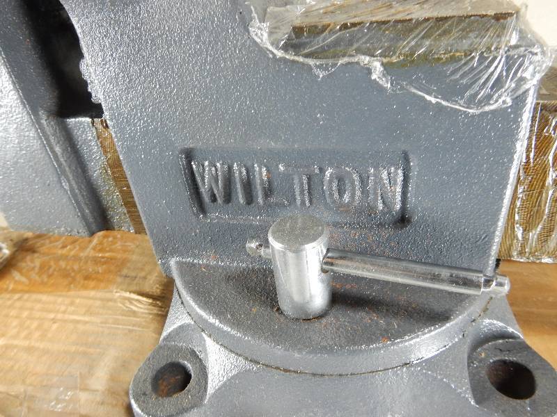lot 20 image: Wilton, 5 in Bench Vise.. NEW
