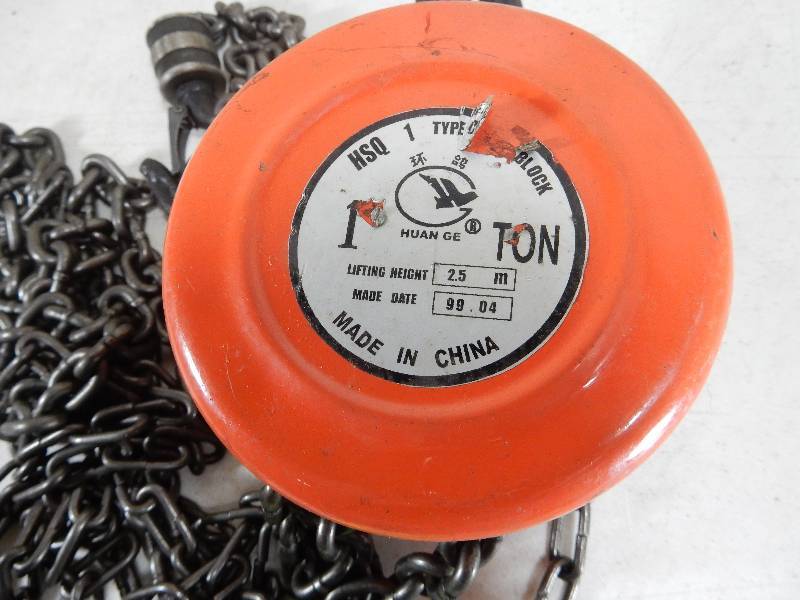 lot 32 image: 1 Ton Chain Hoist