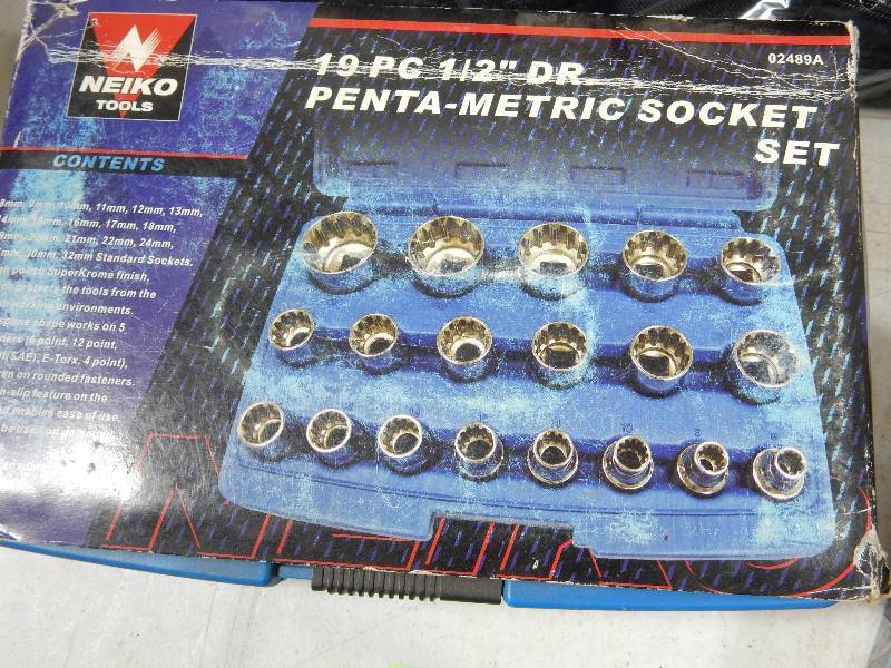 lot 38 image: 1, 10 piece Spring Clamp Set  1, 19 piece 12 in Dr Penta Metric Socket set Regal Canvas Tool Bag O Ring Kit