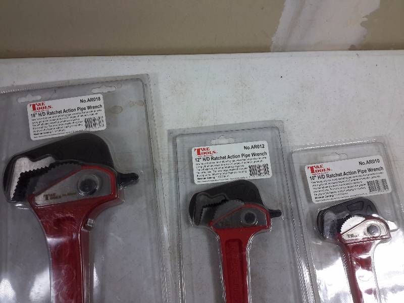lot 48 image: T and E Tools, Ratchet Action Pipe wrench Set, 18, 12, 10 in