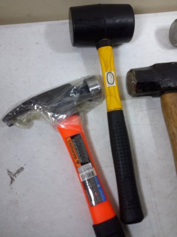 lot 60 image: Hammers and pry bars as pictured