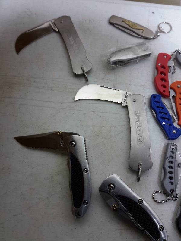 lot 75 image: large lot of Small knives as pictured