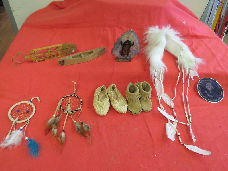 lot 509 image: Native American Dcor