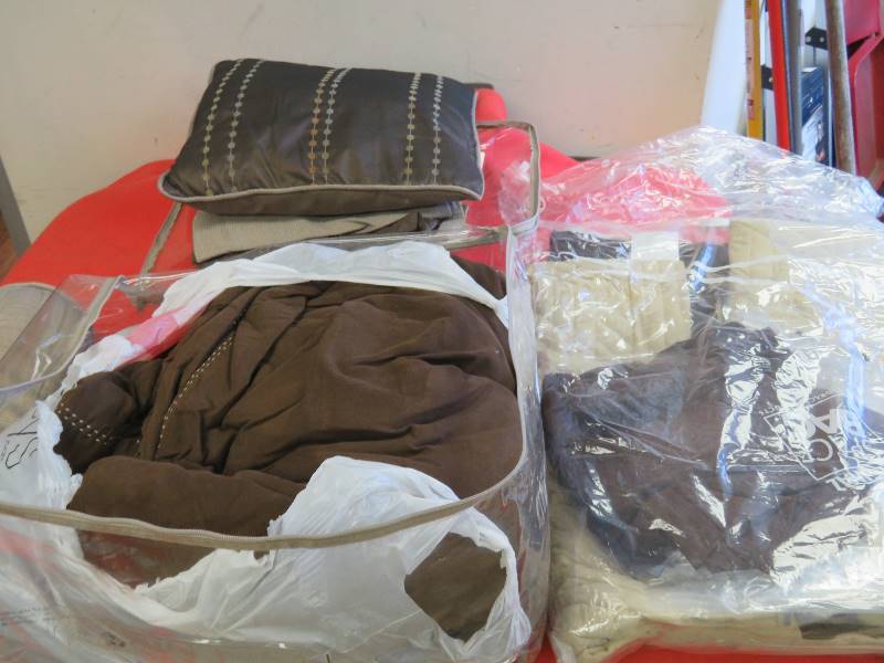 lot 520 image: Linen lot