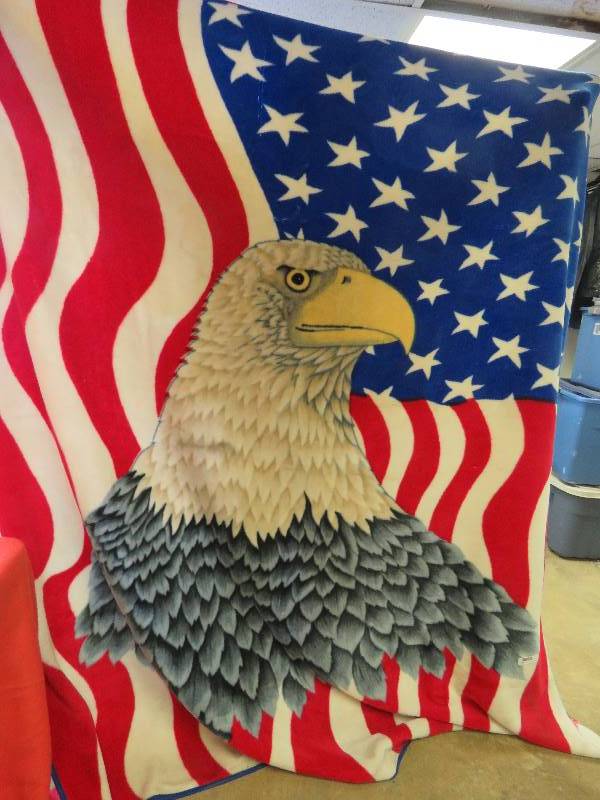 lot 522 image: Fleece Blanket