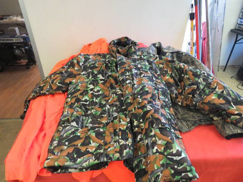 lot 529 image: Hunting Clothing