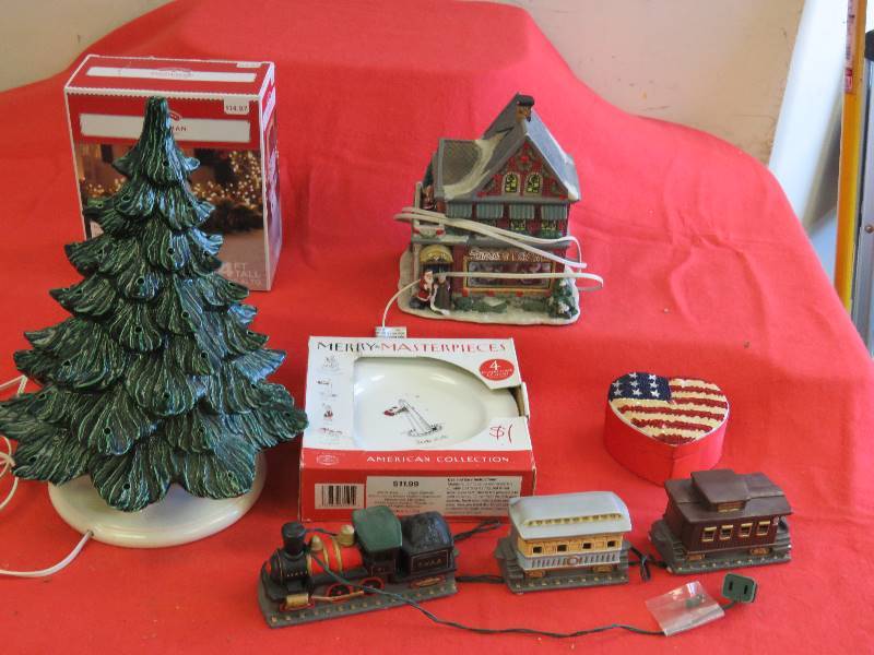 lot 541 image: Christmas Dcor