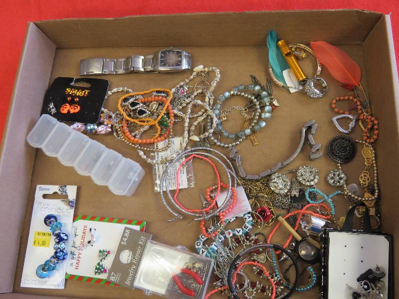 lot 546 image: Jewelry lot