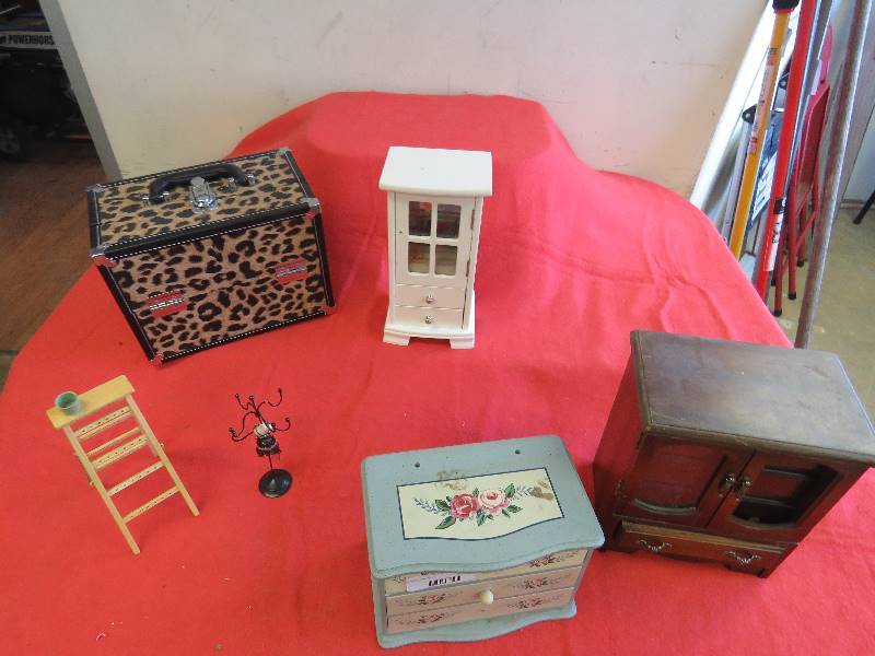 lot 549 image: Jewelry boxes