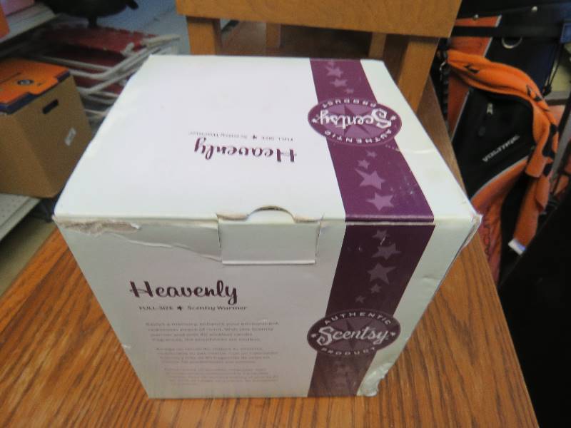 lot 560 image: Scentsy lot