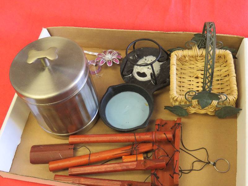 lot 566 image: Household Dcor