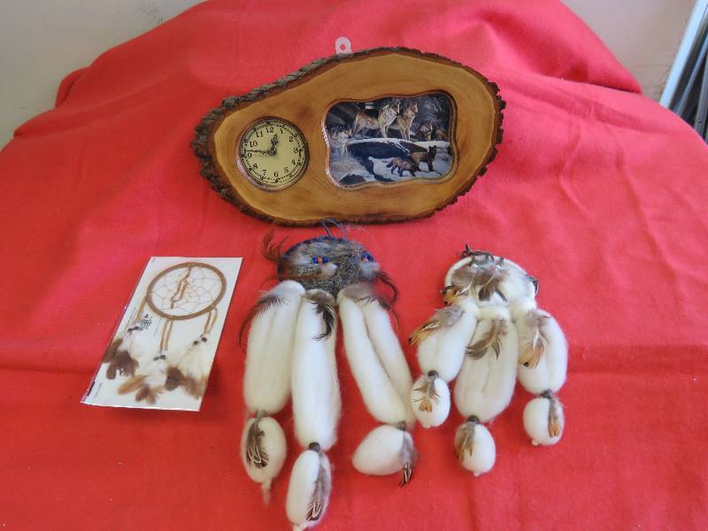 lot 578 image: Native American Dcor