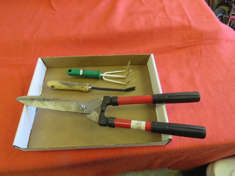 lot 598 image: Yard Tools