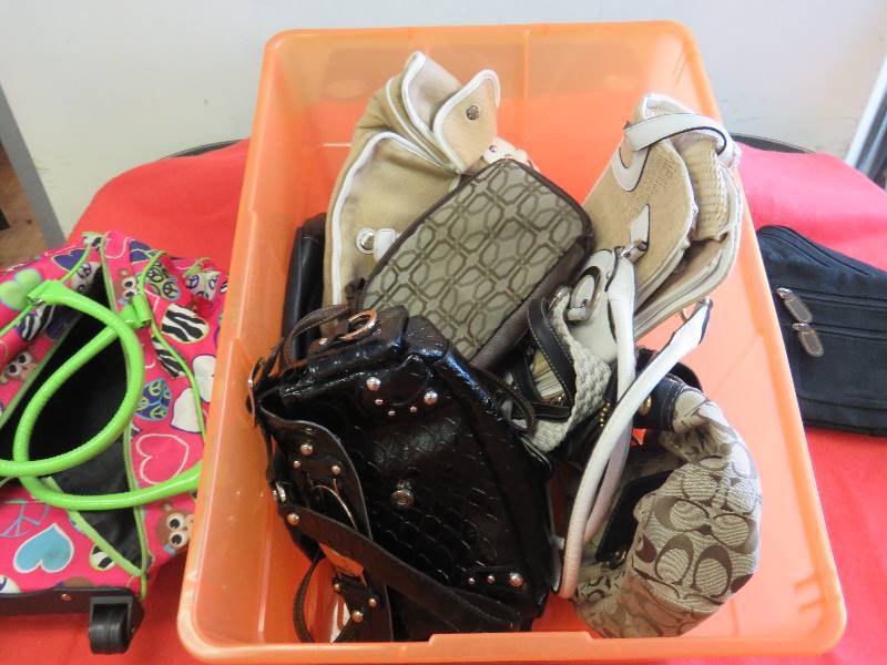 lot 633 image: Purse lot