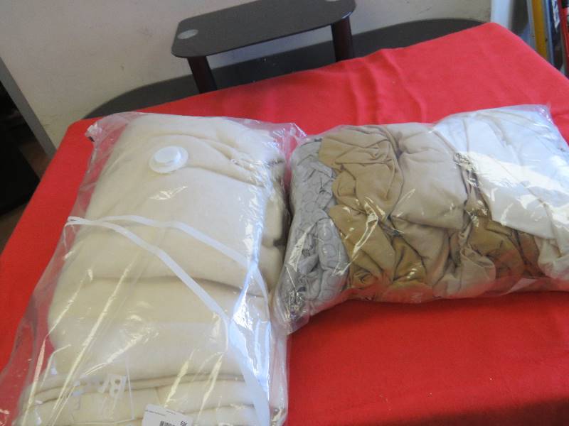 lot 636 image: Linen lot