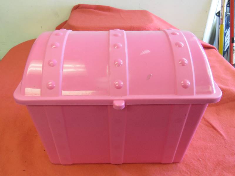 lot 642 image: Plastic Tote