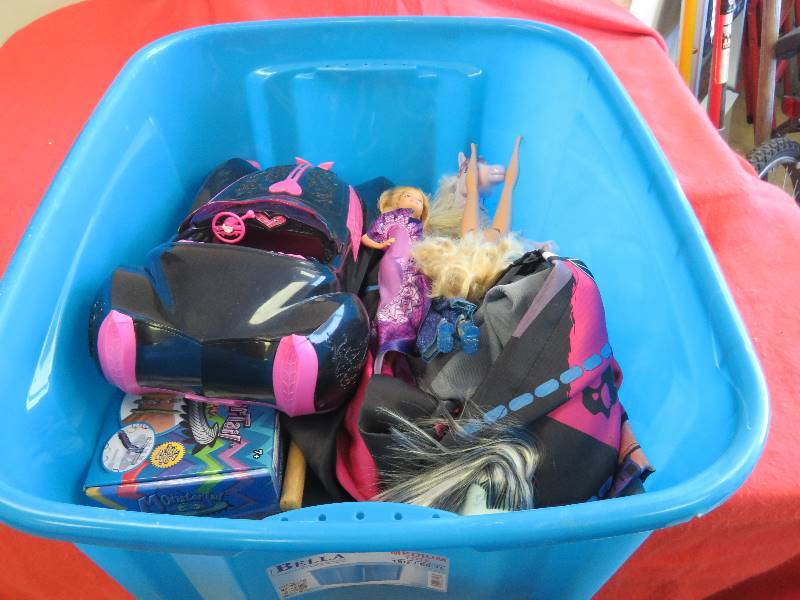 lot 643 image: Toy lot