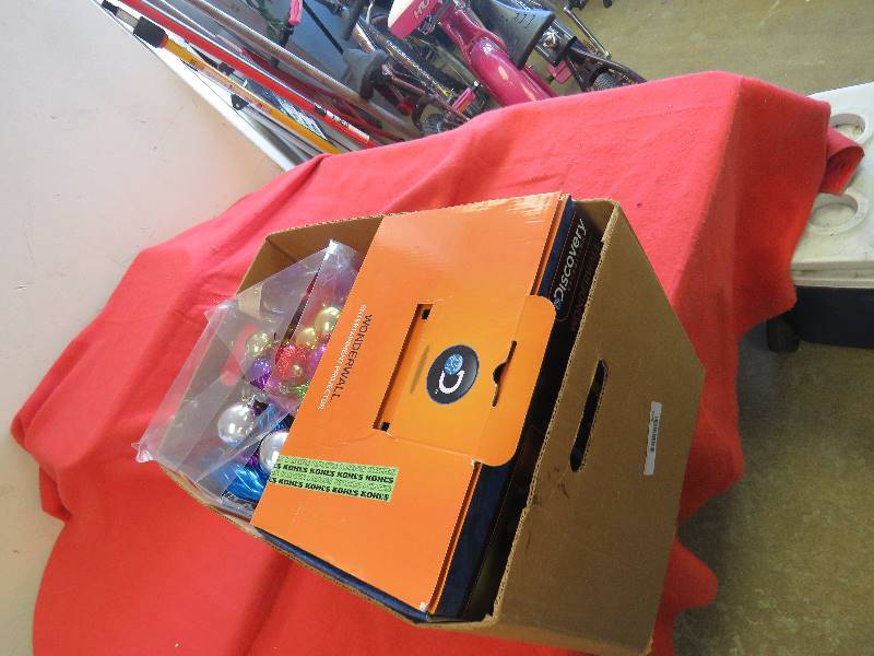 lot 645 image: Christmas Dcor