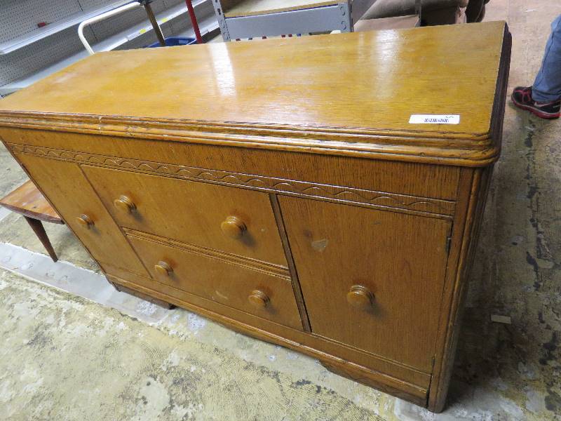 lot 675 image: Buffet