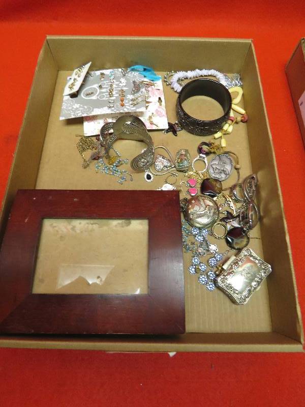 lot 525 image: Jewlery Lot