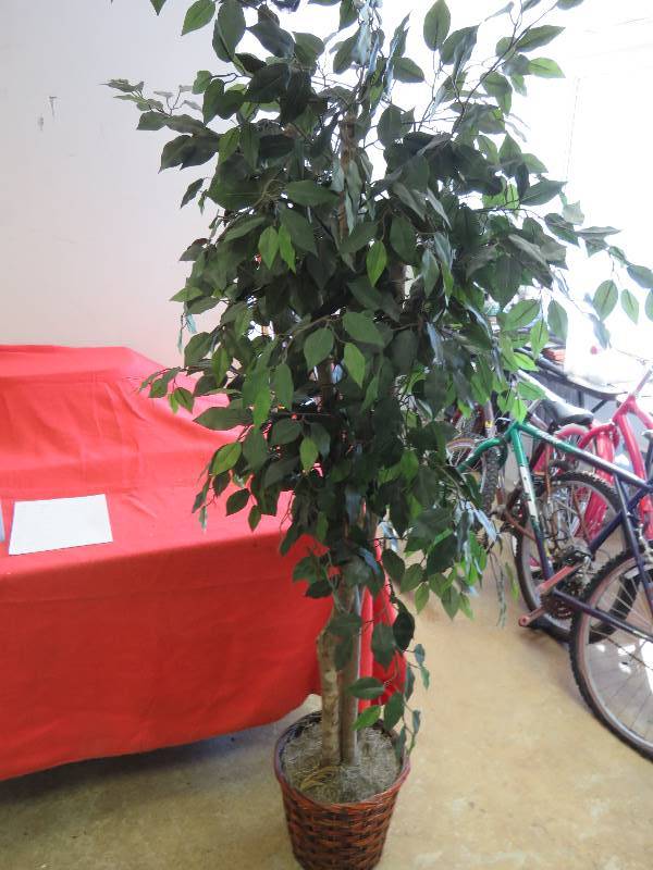 lot 691 image: Artificial Tree