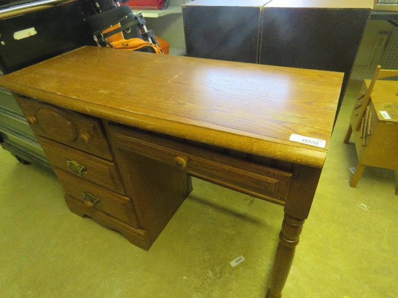 lot 647 image: Desk
