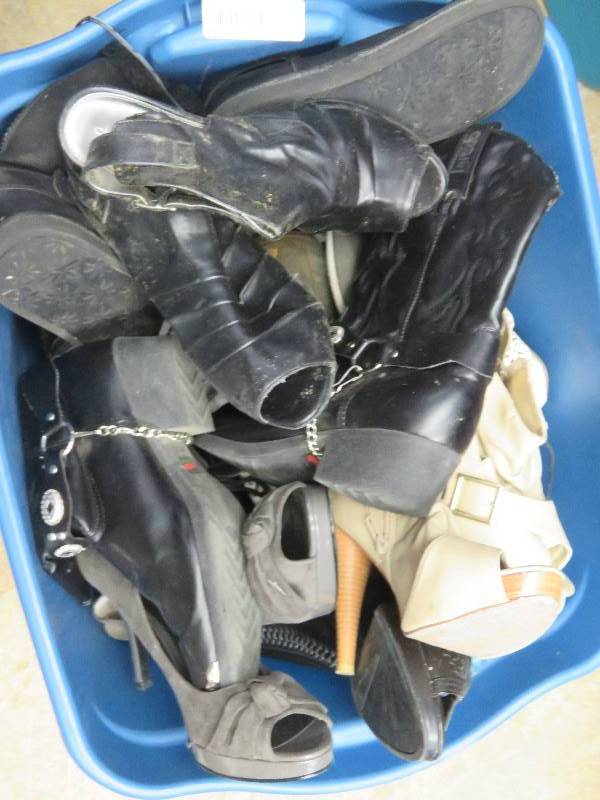 lot 652 image: Shoes lot