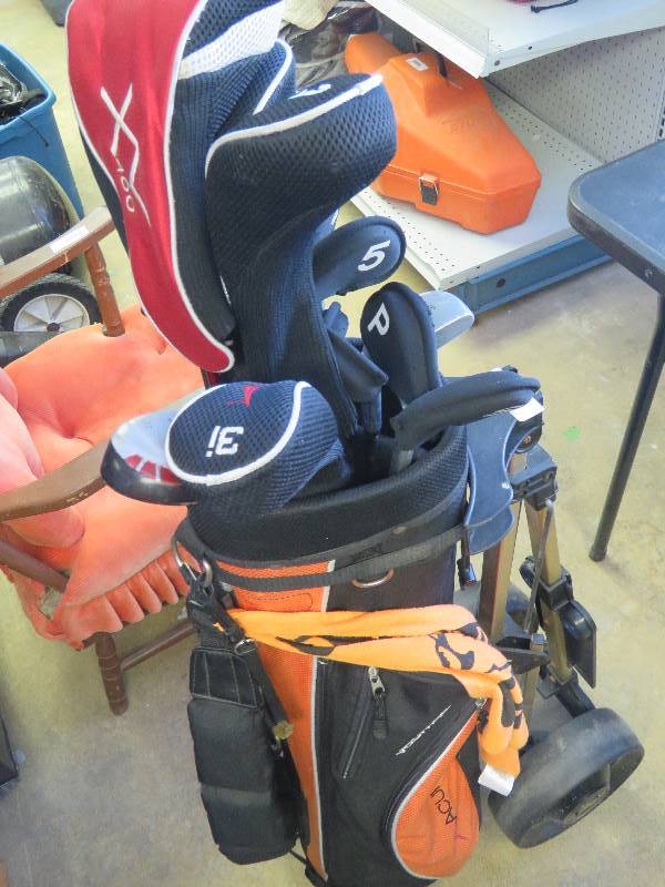 lot 654 image: Golf Clubs