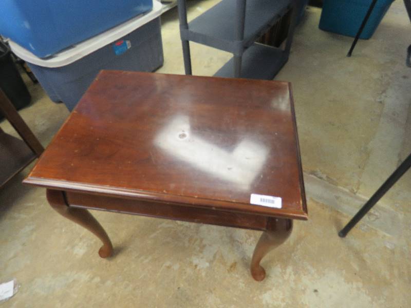 lot 657 image: End Table