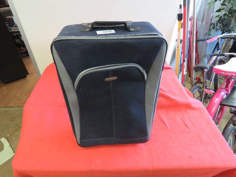 lot 659 image: Luggage