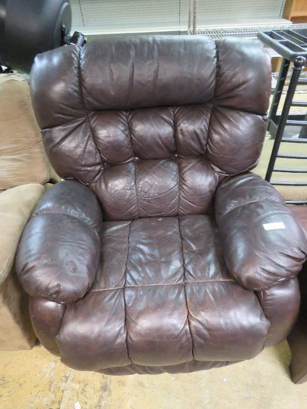 lot 672 image: Recliner
