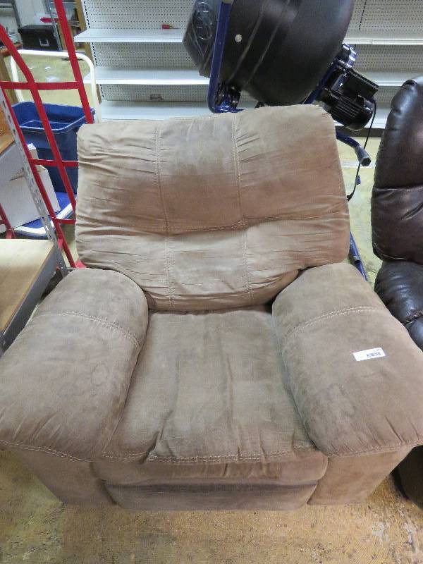 lot 673 image: Recliner