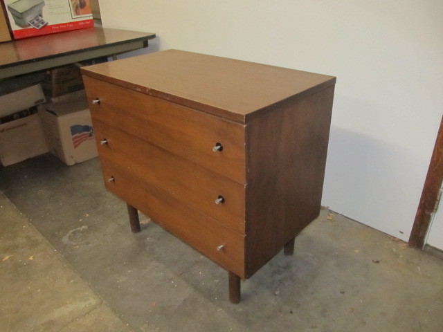 lot 3 image: Mid Century STANLEY Dresser