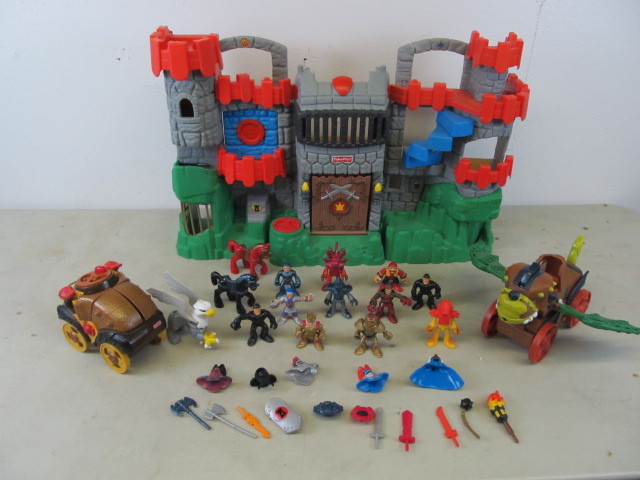lot 12 image: Fisher Price Castle wFigures & Accessories