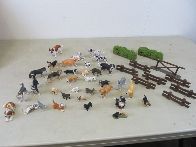 lot 14 image: Large Group of SCHLEICH Dogs Fences etc.