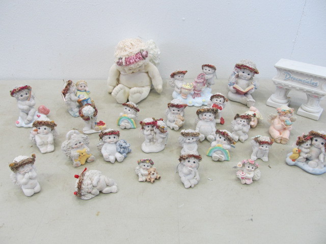 lot 19 image: Collection of Dreamsicles Figurines