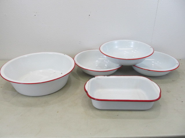 lot 26 image: Red & White Vintage Enamelware
