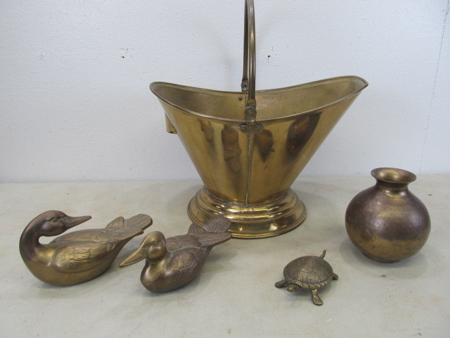 lot 27 image: Group of Vintage Solid Brass Items