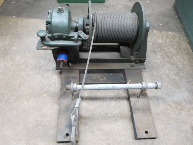 lot 31 image: Heavy Duty RHINO 8000lb Winch
