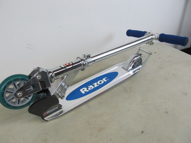lot 56 image: NEW Unused Razor Scooter