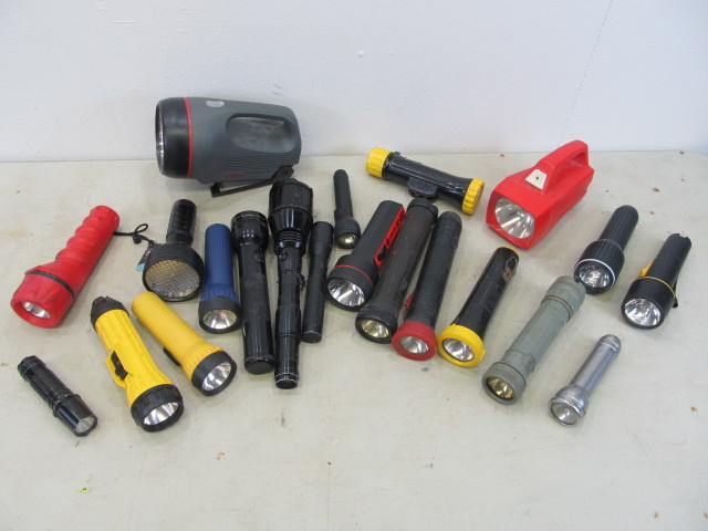 lot 39 image: Large Group of Flashlights