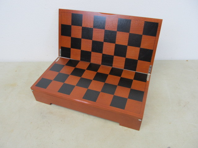 lot 45 image: BRAND NEW Michael Graves Designs Chess Set