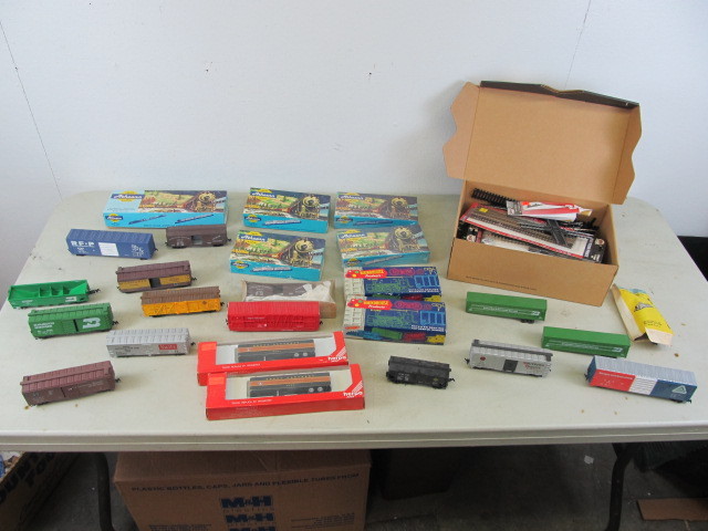lot 49 image: NICE Lot of HO Trains - Some NIB